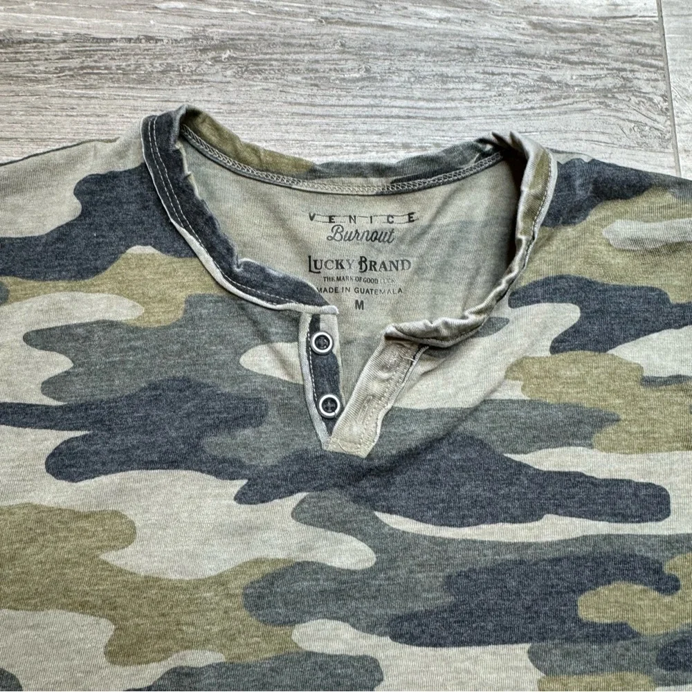 LUCKY Camo Shirt Size Men’s Medium - Picture 4 of 7